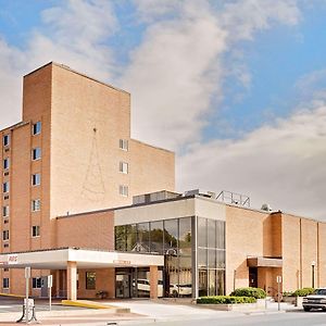 Ramada By Wyndham Marquette Hotell Exterior photo