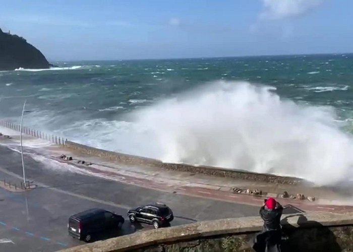 Paseo Nuevo Olas en el Paseo Nuevo por el temporal | El Diario Vasco photo