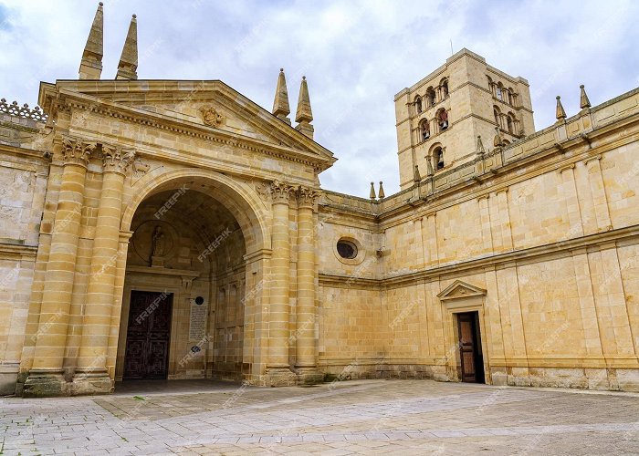 Cathedral of Zamora Premium Photo | Entrance door of the cathedral of zamora with its ... photo