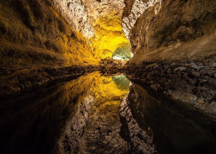 La Cueva de los Verdes Perfect water reflection cave in Lanzarote, Spain. [OC][2048x1365 ... photo