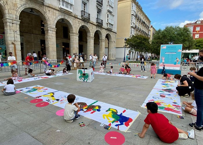 Plaza Pombo La alcaldesa destaca la aportación del tiovivo de Pombo a generar ... photo