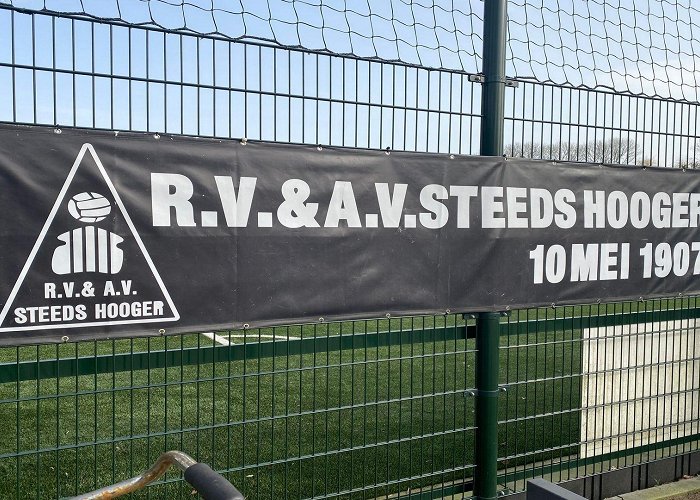 R.V. & A.V. Steeds Hooger Voetbalclub Steeds Hooger kiest de aanval tegen de gemeente Rotterdam photo