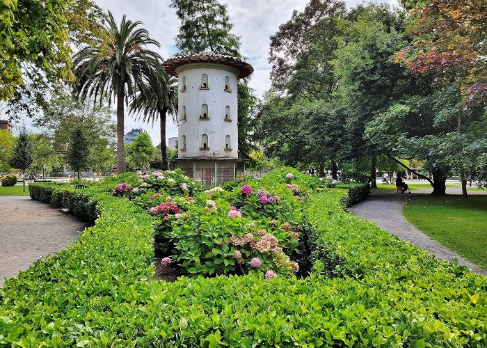 Parque de Isabel la Catolica Foto: Parque de Isabel la Católica - Gijón | Sidewalk, Structures photo