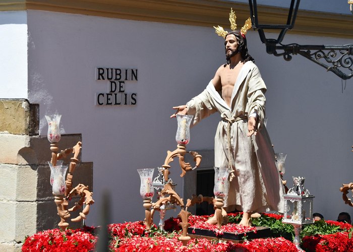 Parroquia Santa Maria la Coronada Cortes de tráfico, el Domingo de Resurrección, por procesión ... photo