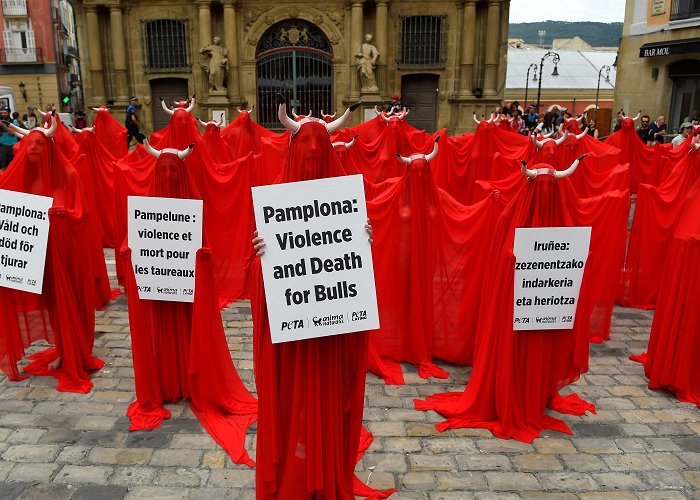 Spanish Red Cross Hemingway's bullfight passion honoured in Pamplona 100 years on photo