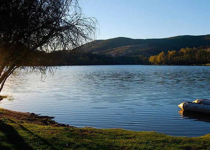 Lake Carucedo Ninfas, monjes, espadas irrompibles y amores imposibles: Las ... photo