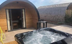 Superior Glamping Pod With Hot Tub Hotell Frodsham Exterior photo