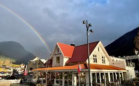 Stryn Kaffebar & Vertshus Hotell Exterior photo