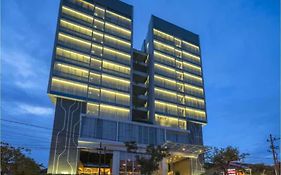 Luminor Hotel Jemursari By Wh Surabaya Exterior photo