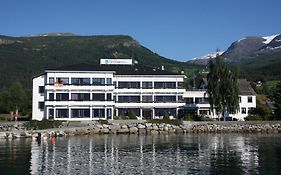 Innvik Fjordhotell Exterior photo