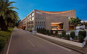 Hilton Bangalore Embassy Golflinks Hotell Exterior photo