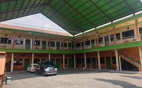 Oyo 92693 Houstel Darma Syariah Hotell Probolinggo Exterior photo