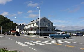 Ulvsvåg Gjestgiveri og Fjordcamping AS Hotell Exterior photo