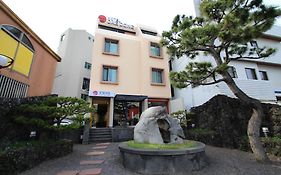 Daedong Hotel Jeju by Exterior photo