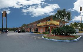 Super 6 Inn & Suites Pensacola Exterior photo