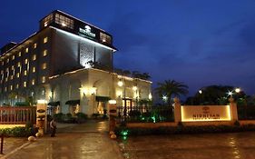 Nidhivan Sarovar Portico Vrindavan Hotell Exterior photo