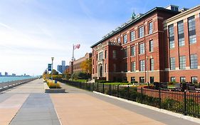 Roberts Riverwalk Urban Resort Hotel Detroit Exterior photo