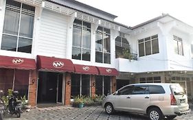 Reddoorz Near Kampung Warna Warni Hotell Malang Exterior photo