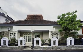 Oyo 2004 Penginapan Bidara Syariah Hotell Probolinggo Exterior photo