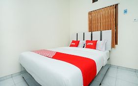 Oyo 1642 Penginapan Anggrek Syariah 2 Hotell Probolinggo Exterior photo