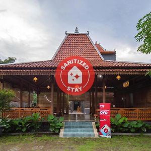 Oyo 594 Joglo Manggisan Syariah Hotell Yogyakarta Exterior photo