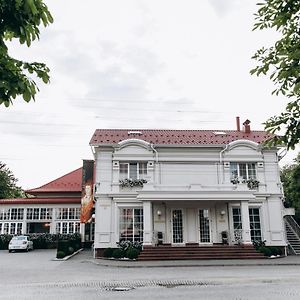 Hotel Aristocrat Tsjernivtsi Exterior photo