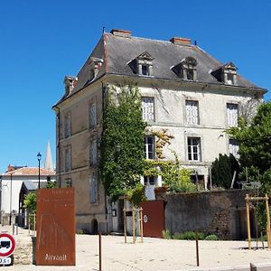 Le Voltaire Bed & Breakfast Airvault Exterior photo