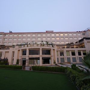 Ramada Neemrana Hotell Exterior photo