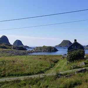 Koselig Hytte mellom sjø og fjell Villa Nykvåg Exterior photo