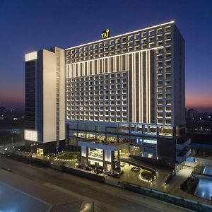 Taj Skyline Ahmedabad Hotell Exterior photo