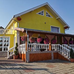 Stars Livezeni Hotell Ivanesti Exterior photo