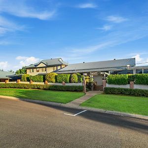 Ambassador On Ruthven Motel Toowoomba Exterior photo