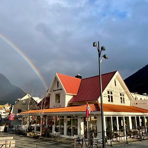 Stryn Kaffebar & Vertshus Hotell Exterior photo