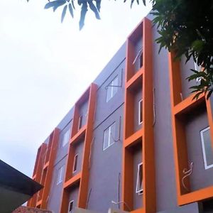 Giant Kost Hotell Tangerang Exterior photo