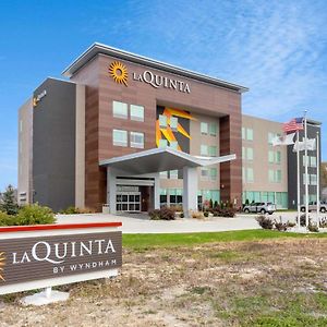 La Quinta Inn & Suites By Wyndham Shorewood Exterior photo