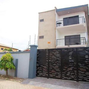 Captivating 2-Bed Ensuite Apartment In Accra Exterior photo