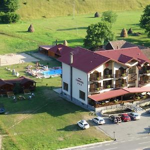 Hotel Carpathia Remeţi Exterior photo