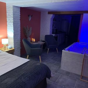 Studio Cosy Avec Jacuzzi Privatif Et Terrasse Leilighet Hazebrouck Exterior photo