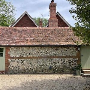 Stylish Bolthole In The Heart Of The Meon Valley Hotell East Meon Exterior photo