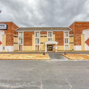 Oyo Townhouse Tulsa Woodland Hills Hotell Exterior photo