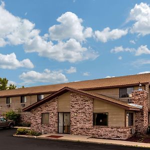 Super 8 by Wyndham Hartford WI Hotell Exterior photo