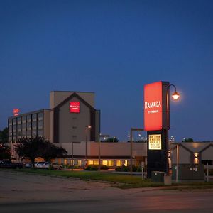 Ramada By Wyndham Cedar Rapids Hotell Exterior photo