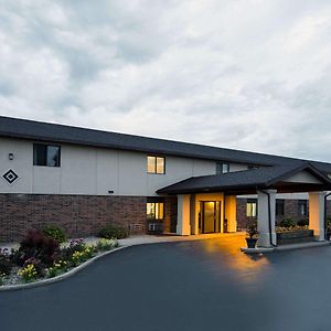 Super 8 By Wyndham Oshkosh Airport Hotell Exterior photo