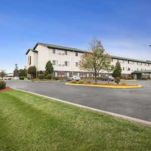 Super 8 By Wyndham Milwaukee Airport Hotell Exterior photo