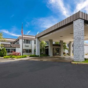 Clarion Pointe Jamestown - Falconer Hotell Exterior photo