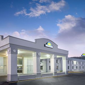 Days Inn by Wyndham Roanoke Near I-81 Exterior photo