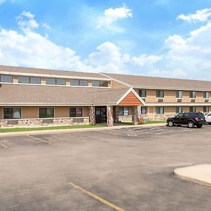 AmericInn by Wyndham Elkhorn Near Lake Geneva Exterior photo