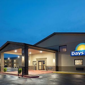 Days Inn & Suites By Wyndham Athens Exterior photo