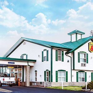 Super 8 By Wyndham 100 Mile House Hotell Exterior photo