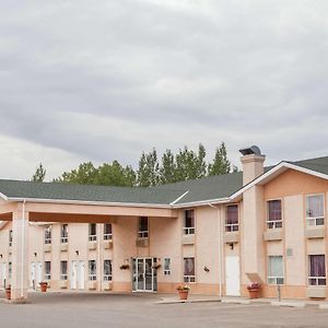 Super 8 By Wyndham Taber Ab Hotell Exterior photo